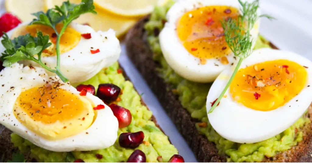 Belly Fat Burning Salads: 10 Delicious Recipes to Melt Fat Naturally 8 Egg & Avocado Protein Salad